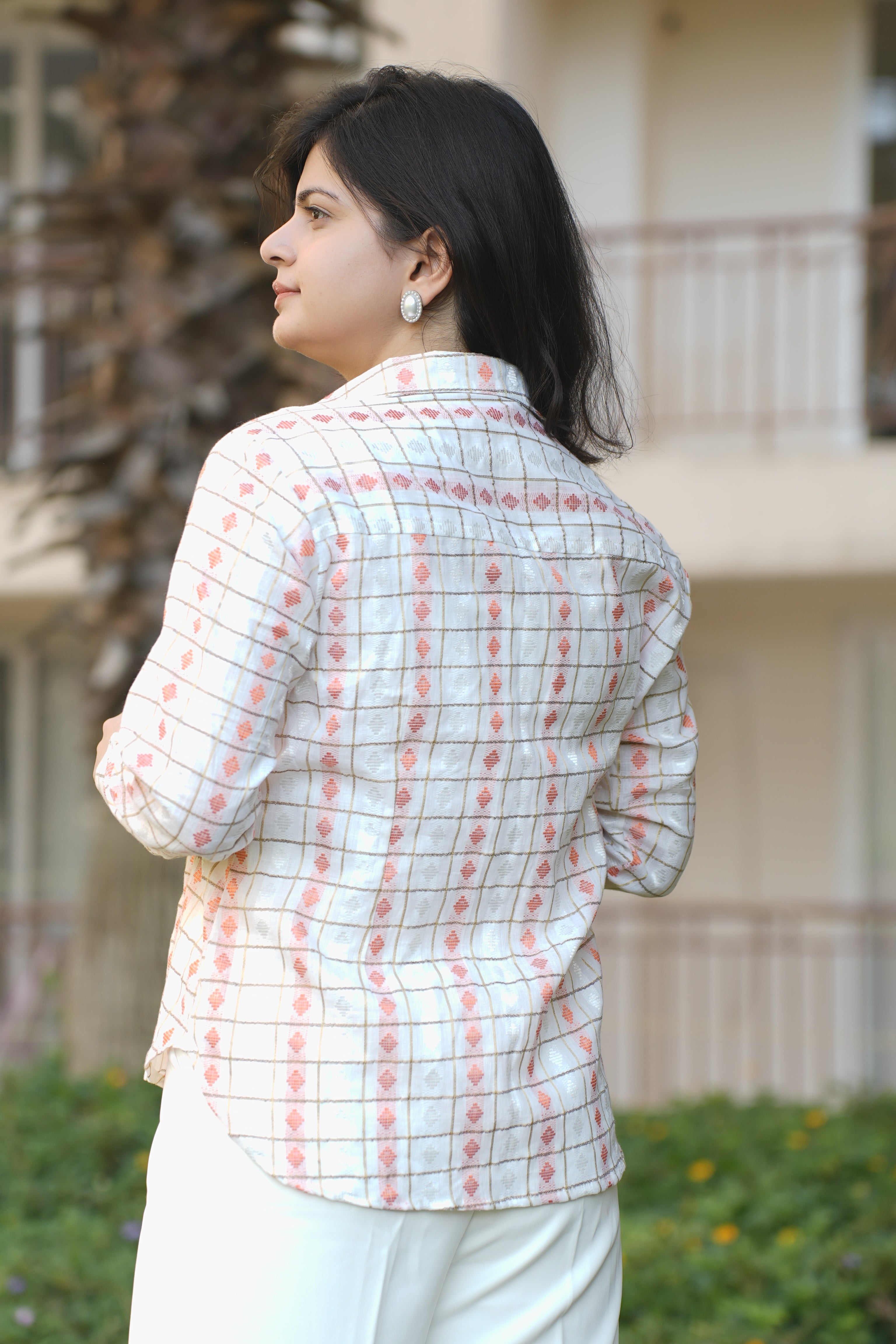 White base golden grid peach motif shirt