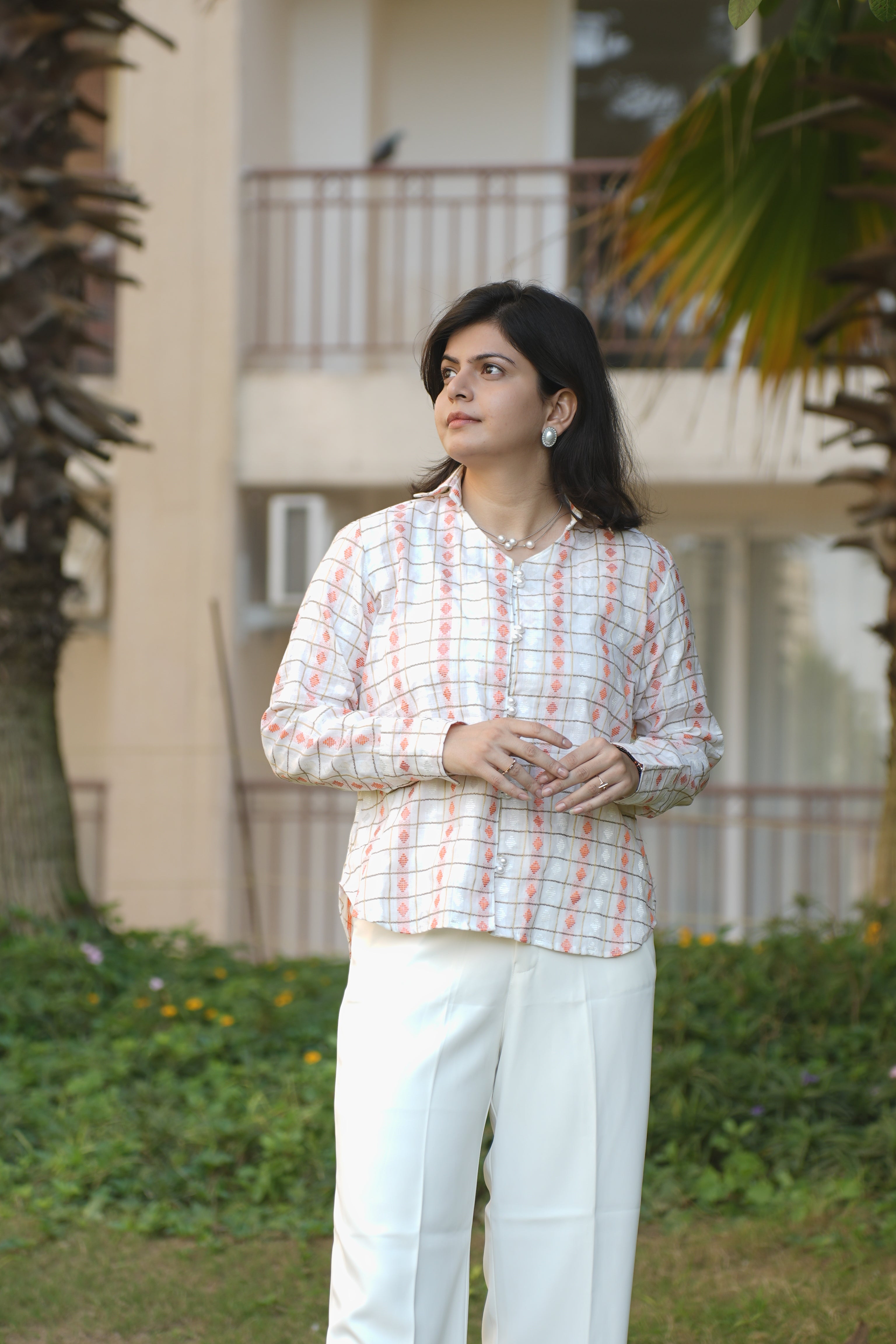 White base golden grid peach motif shirt