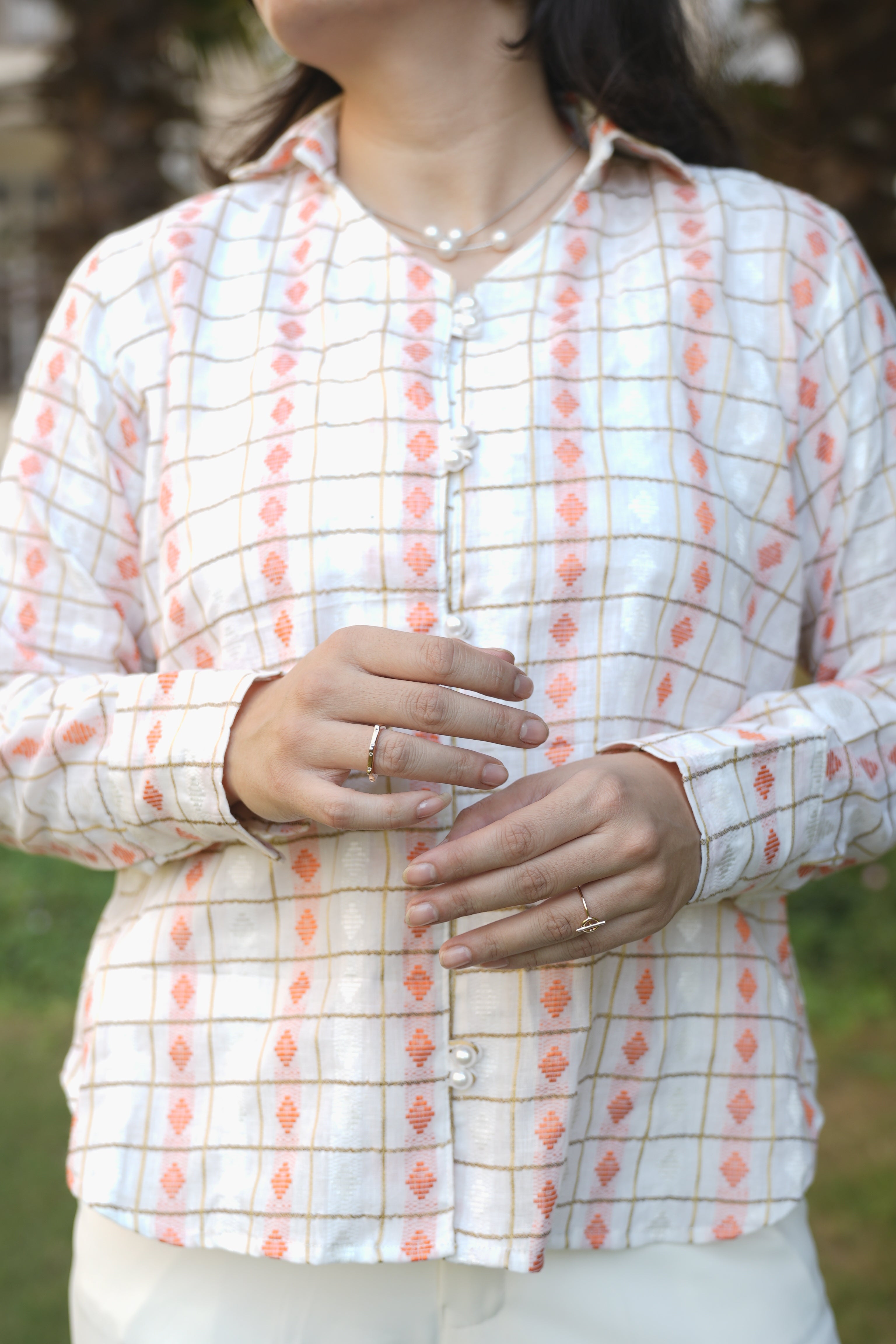 White base golden grid peach motif shirt