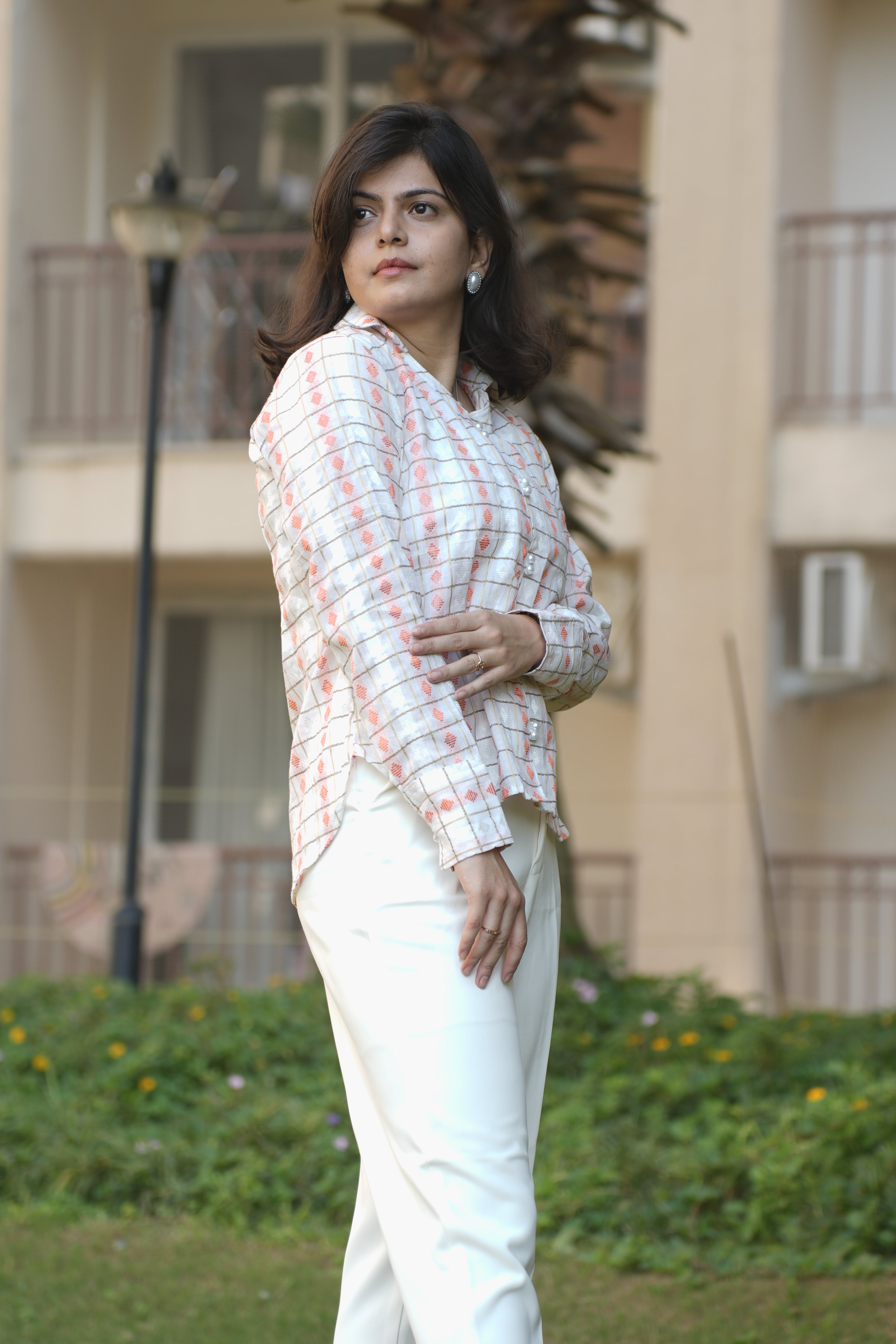 White base golden grid peach motif shirt