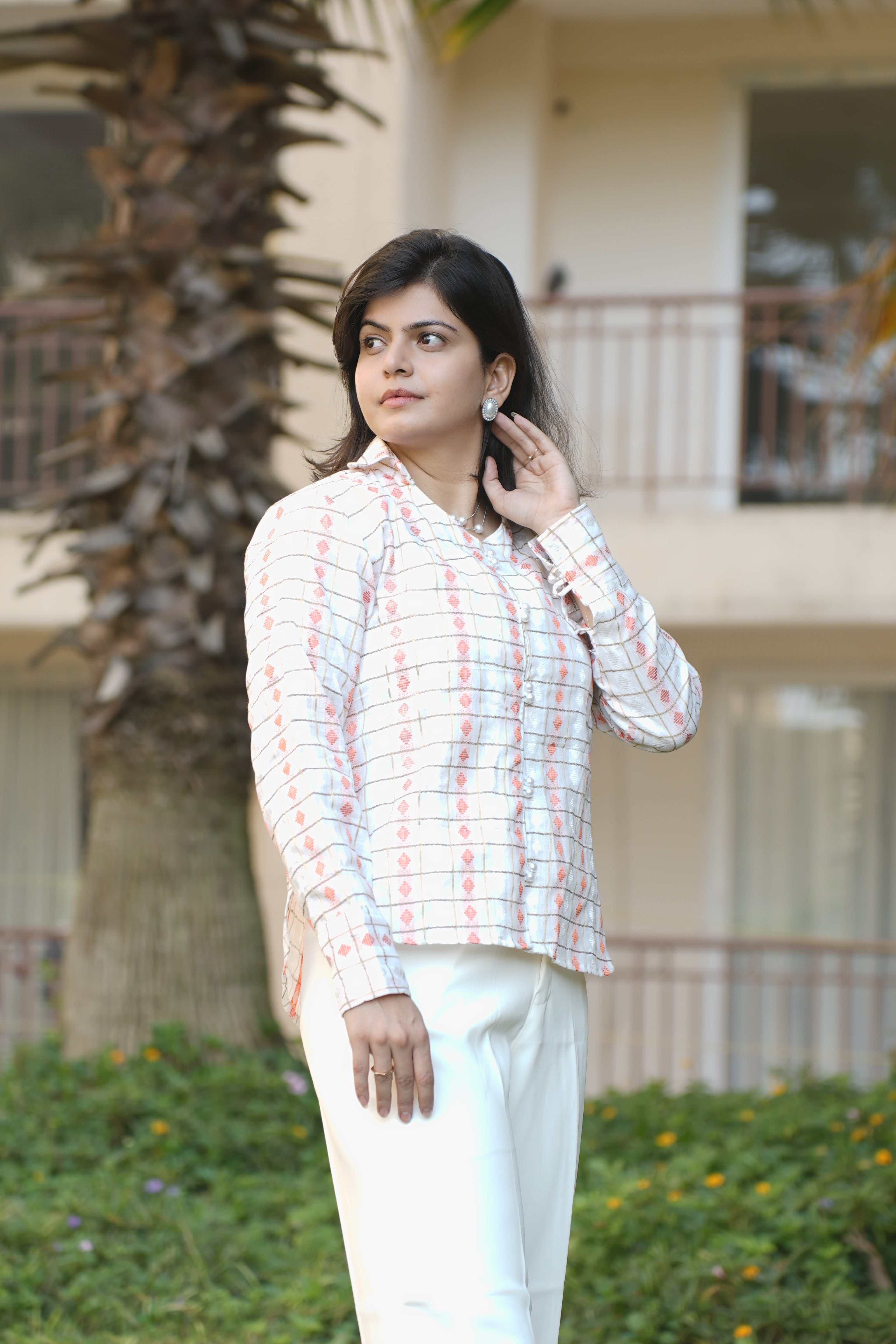 White base golden grid peach motif shirt