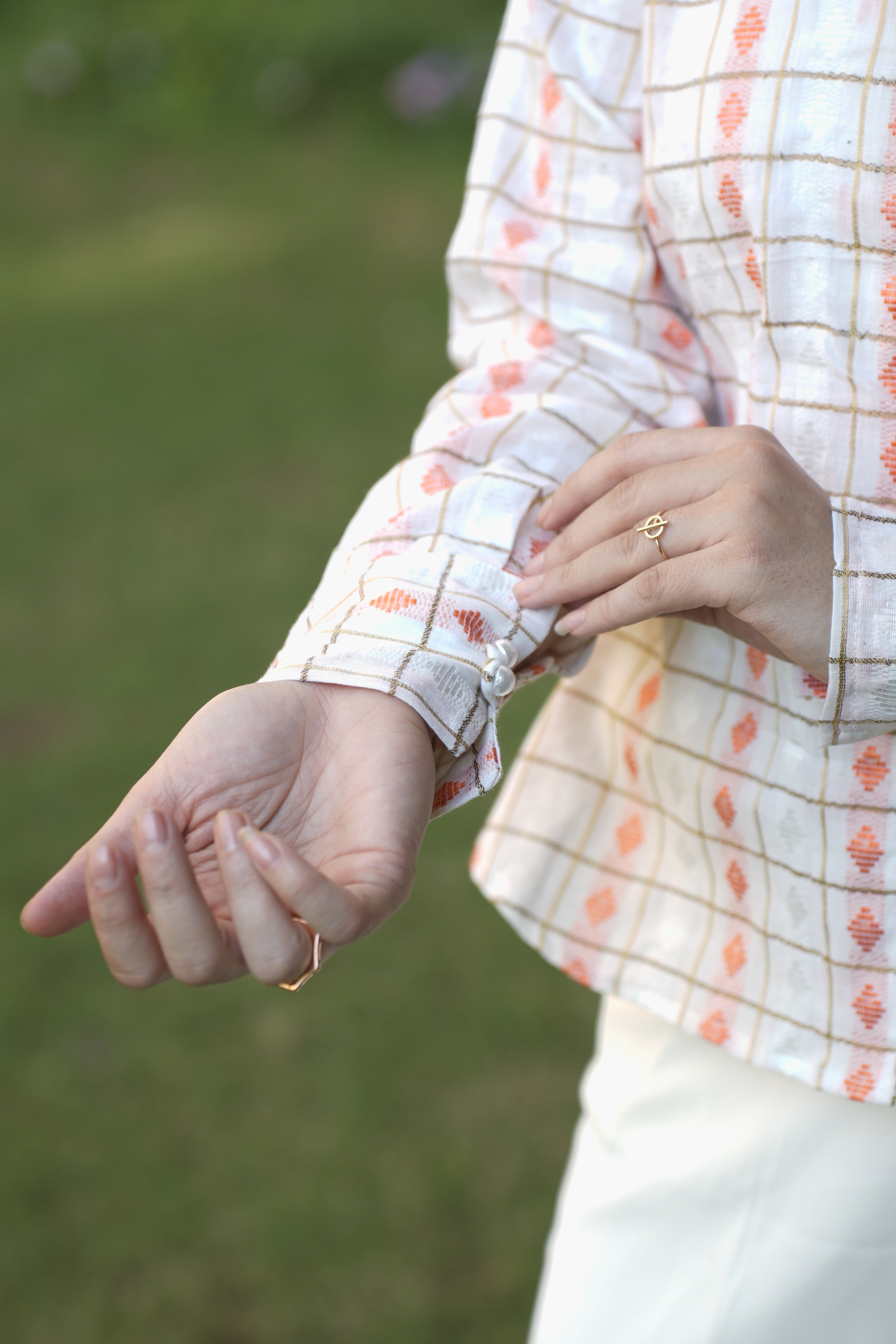 White base golden grid peach motif shirt