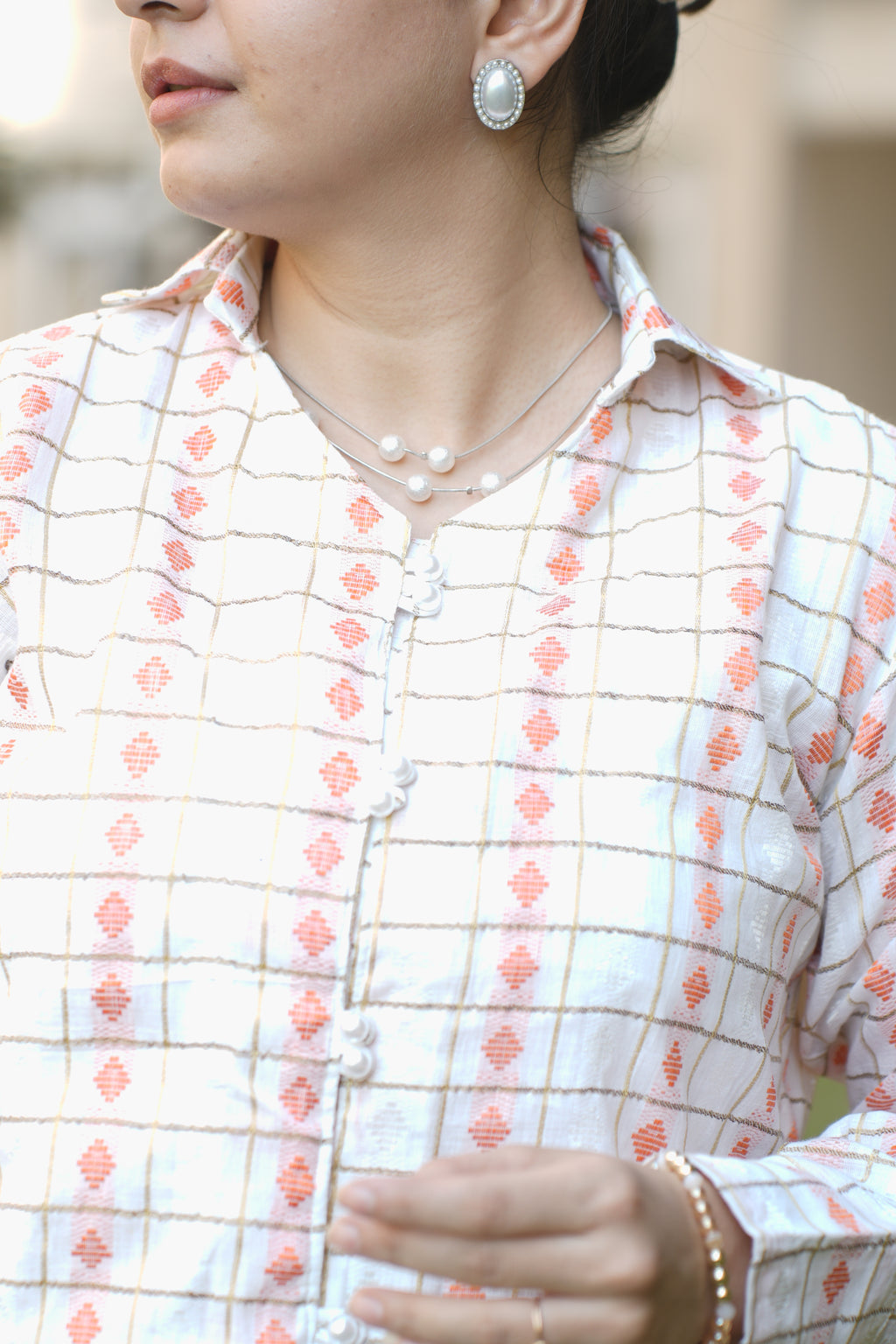 White base golden grid peach motif shirt