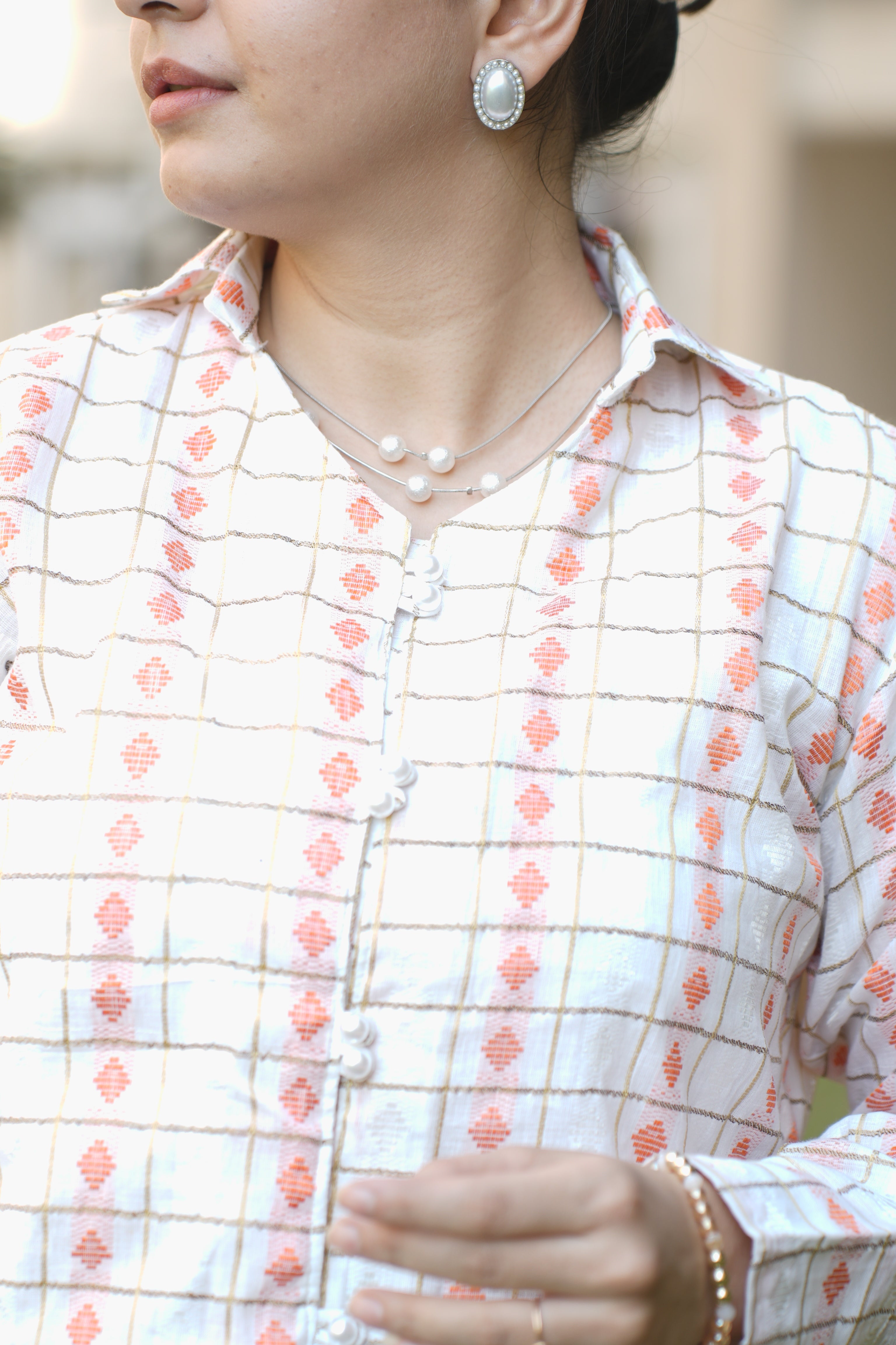 White base golden grid peach motif shirt