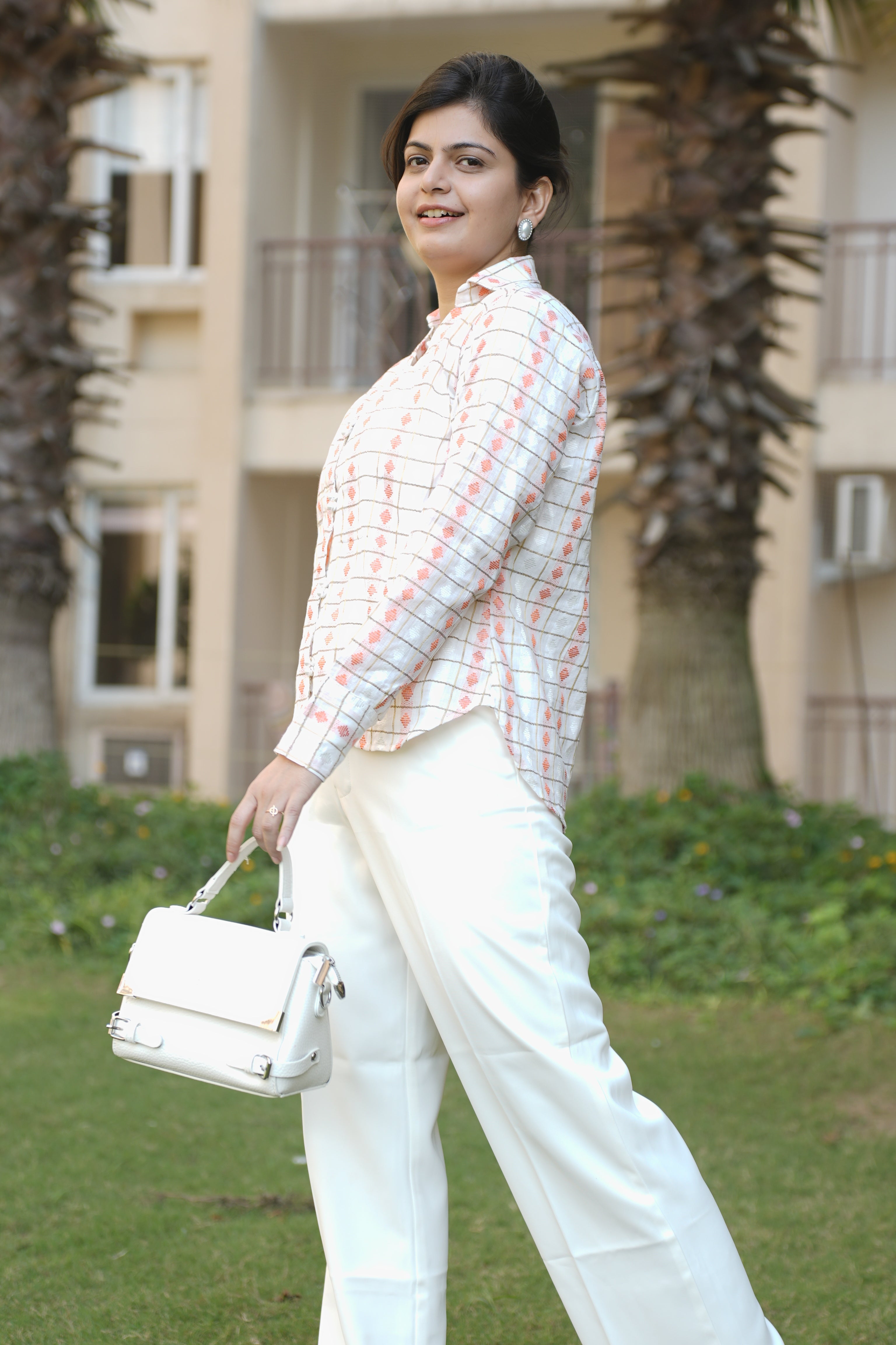 White base golden grid peach motif shirt