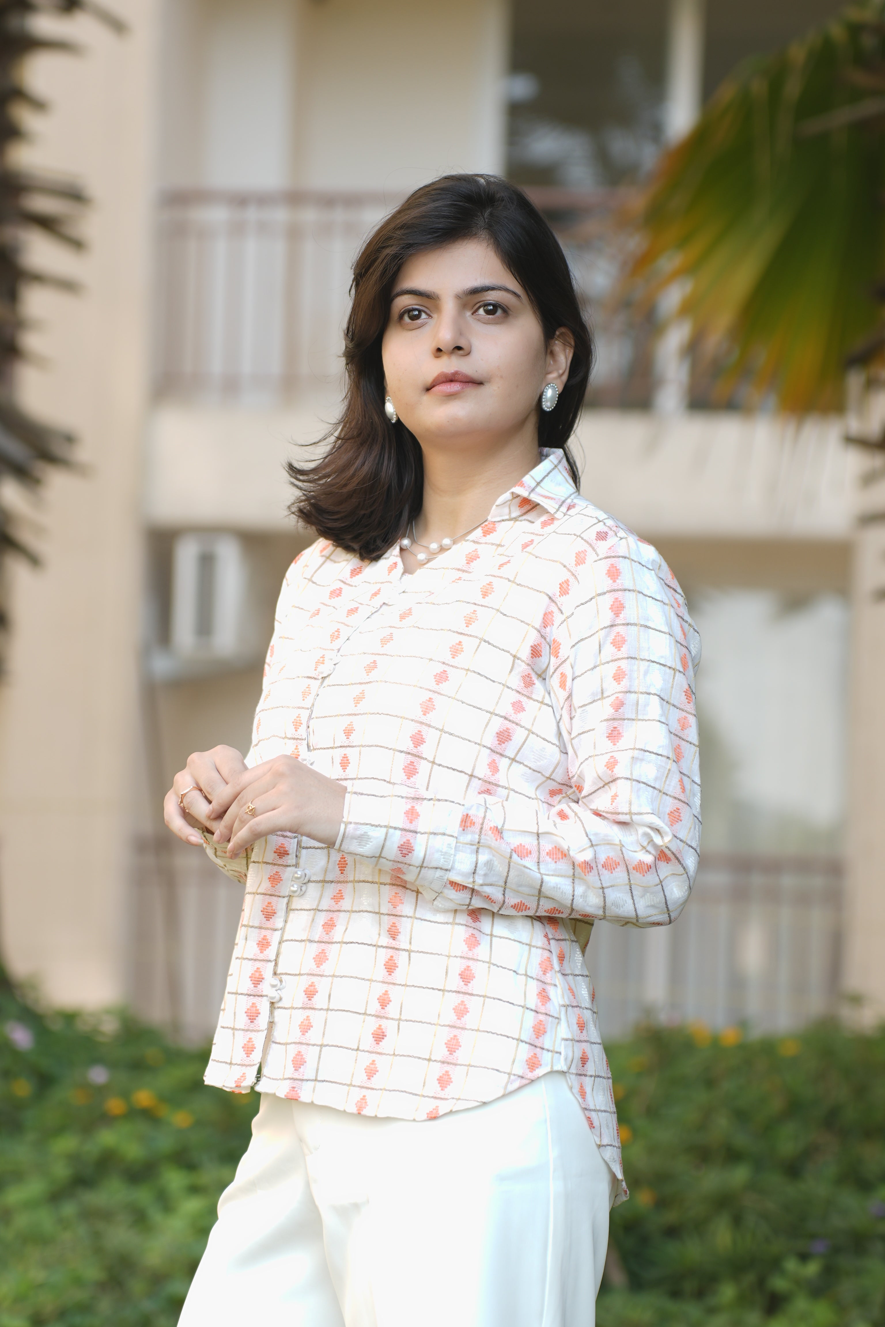 White base golden grid peach motif shirt