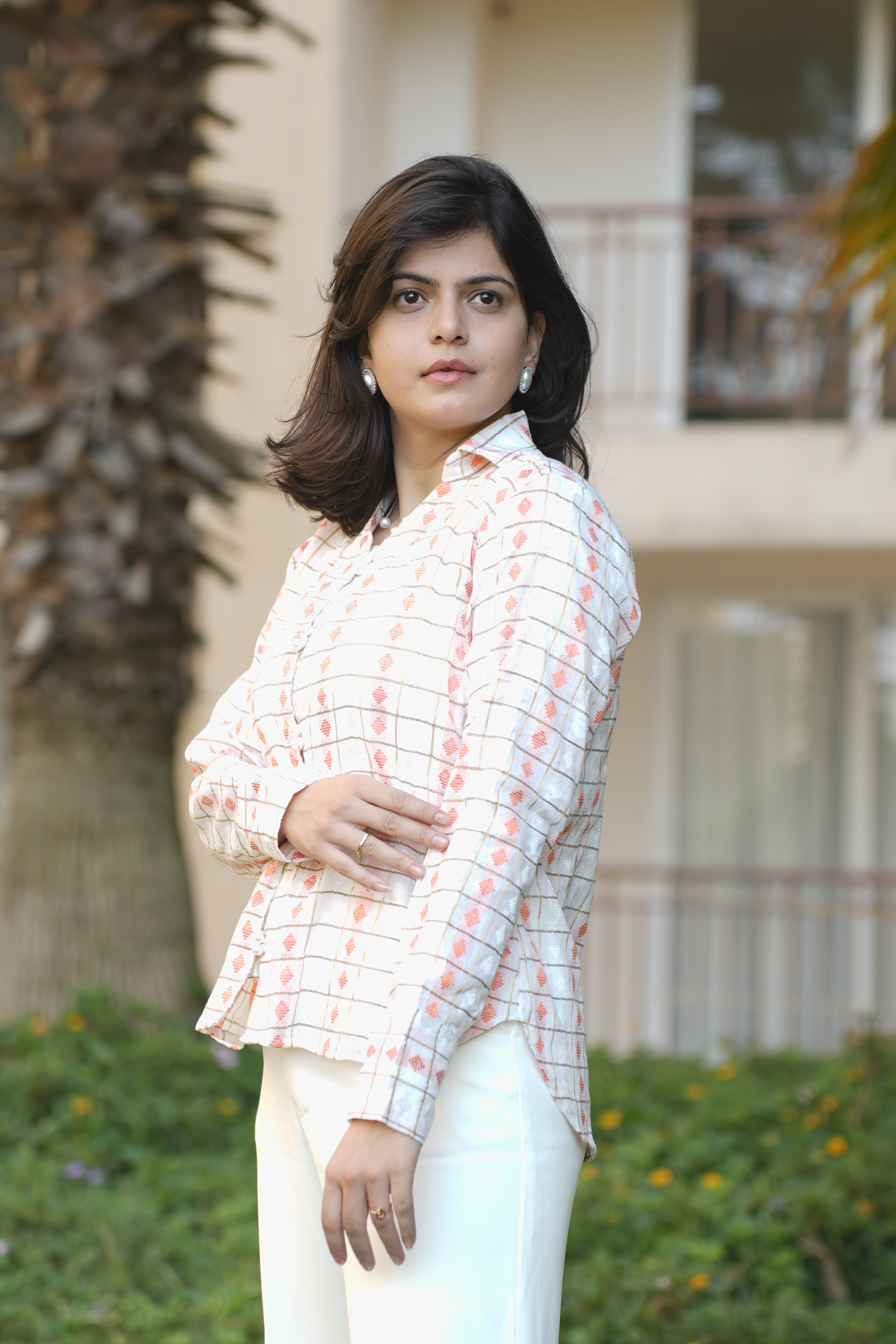 White base golden grid peach motif shirt