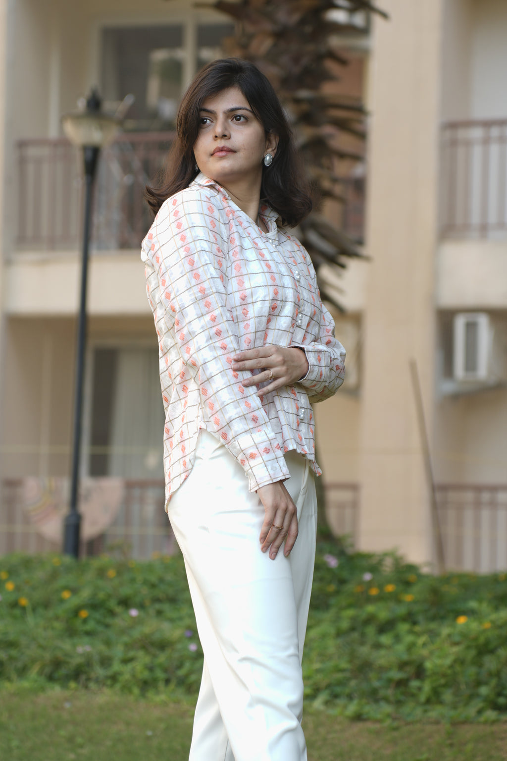 White base golden grid peach motif shirt