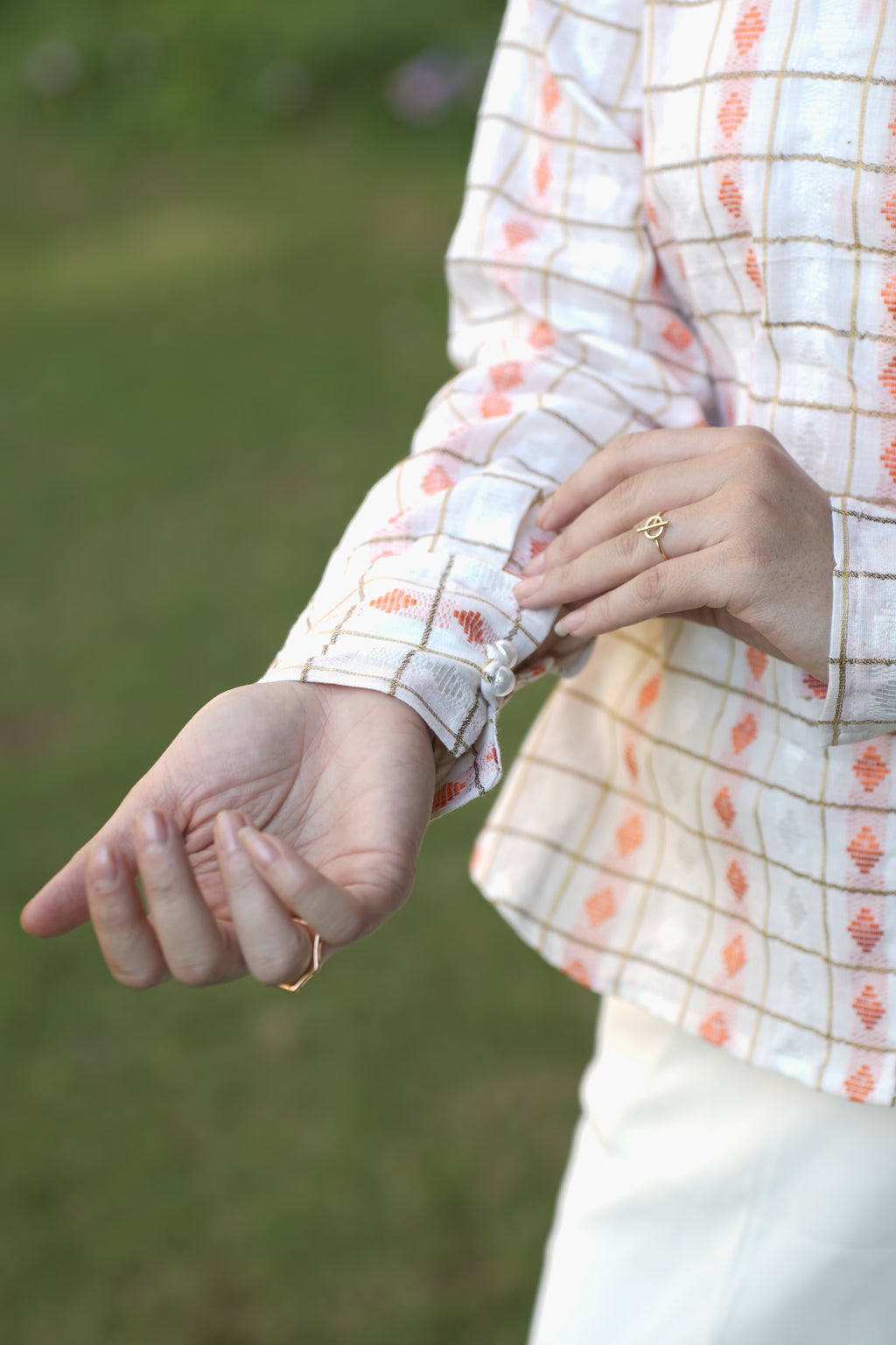 White base golden grid peach motif shirt